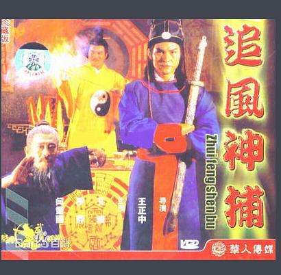 《二人世界》剧照：一只手握着钥匙悬在门锁前